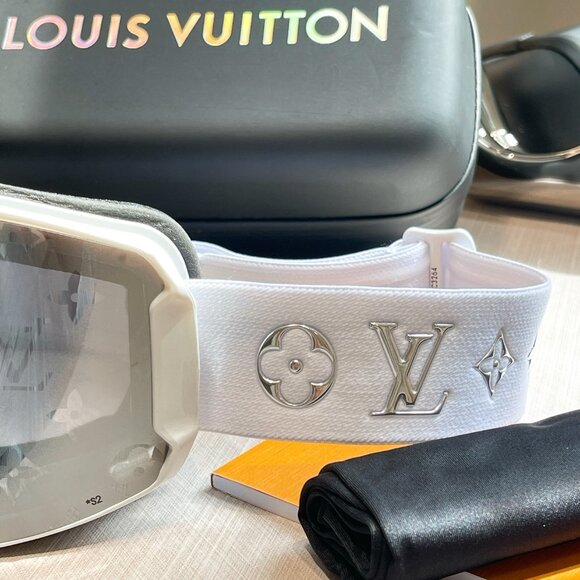 Louis Vuitton Ski Goggles with Monogram - Picture 3 of 5